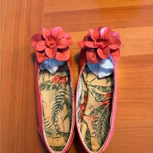 B O C by Born reddish pink, peony, flat floral Size 6 M.